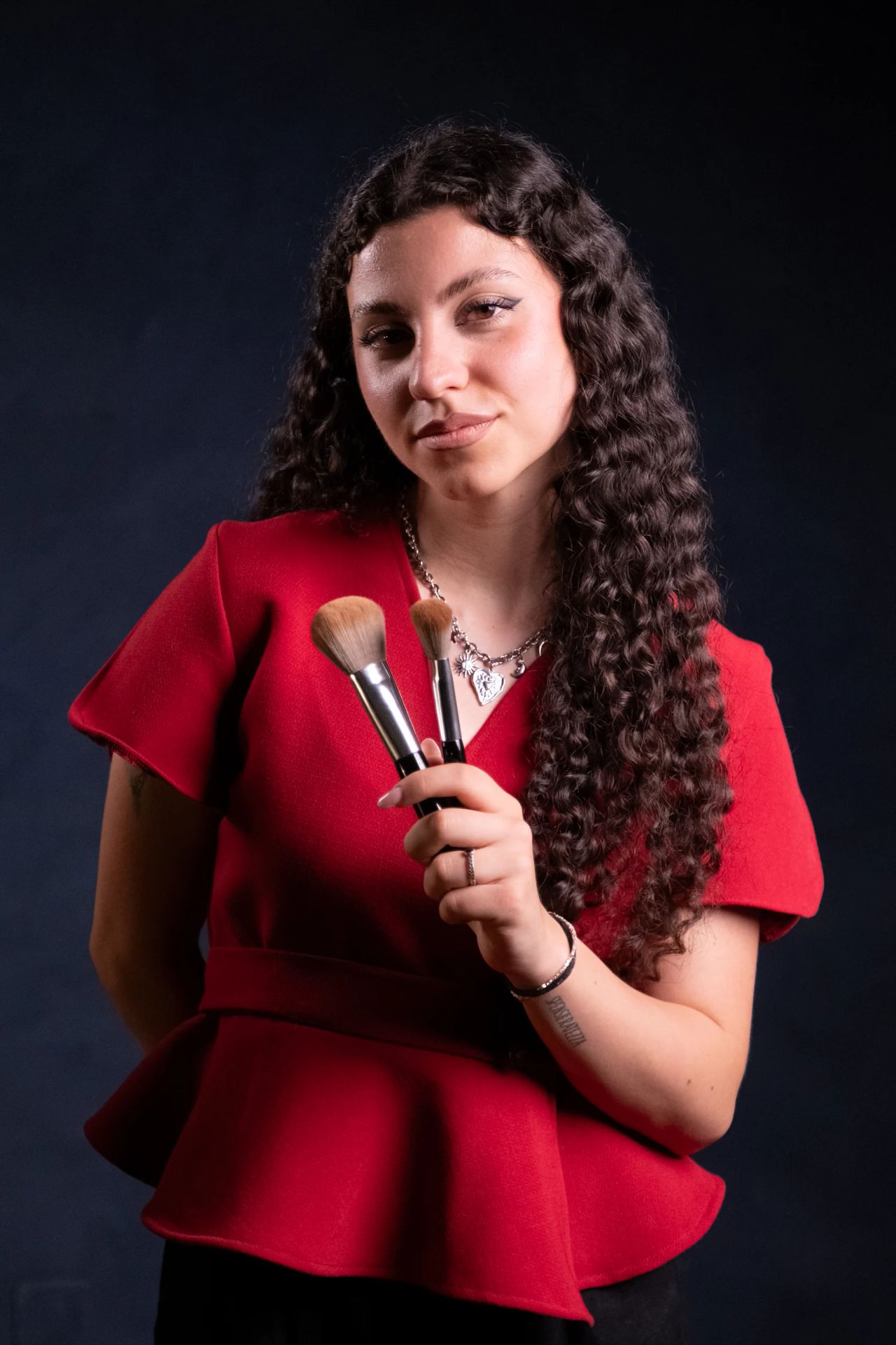 Sofia Fazio, titolare di Eterea Bergamo, con i pennelli da trucco